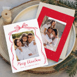 Cartes Pour Fêtes Annuelles Vintage Red Bow Joyeux Noël 2 Photo<br><div class="desc">Célébrez la saison des Fêtes avec cette carte de Noël pleine de charme avec la photo de votre famille encadrée par un arc rouge festif et un ruban sur un arrière - plan blanc immaculé. "Joyeux Noël" est écrit élégamment dans un charmant script rouge manuscrit, avec espace pour personnaliser votre...</div>