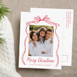 Cartes Pour Fêtes Annuelles Vintage Red Bow Joyeux Noël Photo<br><div class="desc">Célébrez la saison des Fêtes avec cette charmante carte postale de Noël avec la photo de votre famille encadrée par un arc rouge festif et un ruban sur un arrière - plan blanc immaculé. "Joyeux Noël" est écrit élégamment dans un charmant script rouge manuscrit, avec espace pour personnaliser votre nom...</div>