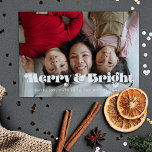 Cartes Pour Fêtes Annuelles Vintage Retro Merry et Bright Christmas Photo<br><div class="desc">Joyeux et brillant ! Une typographie moderne pour cette collection de cartes photos de vacances d'hiver. Pour customiser avec votre photo de famille préférée. Vous pouvez aussi facilement changer la couleur de la police ou de l'arrière - plan à votre goût.</div>