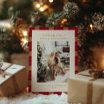 Cartes Pour Fêtes Annuelles Vintage rouge beige Plaid Portrait de Noël<br><div class="desc">Apportez une touche de charme vintage à vos salutations de vacances avec ce plaid rouge et beige, parfait pour vos cartes photos de Noël. Les tons chauds beige et rouge foncé sont accentués par de subtiles lignes vertes, créant un design cosy et accueillant. Idéal pour mettre en valeur vos moments...</div>
