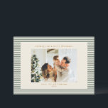 Cartes Pour Fêtes Annuelles Vintage Sage Green Strips Photo personnalisée Noël<br><div class="desc">Partagez vos voeux de vacances avec cette carte de Noël rayée moderne avec votre photo de famille préférée. Conçue avec un arrière - plan en ivoire propre et des rayures horizontales vert sauge, cette carte festive allie minimalisme contemporain et charme intemporel. Le type de serif classique et le script de...</div>