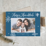 Cartes Pour Fêtes Annuelles Whimsical Snowflakes Blue Happy Hanoukka Photo<br><div class="desc">Heureux Hanoukka ! Envoyez des voeux chaleureux à votre famille et à vos amis avec cette carte Hanoukka fantaisiste. Il comprend des flocons de neige fantaisistes et de la calligraphie moderne. Personnalisez cette carte Hanoukka photo en ajoutant vos détails. Ce snowflakes Hanoukka carte photo est disponible en d'autres couleurs et...</div>