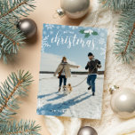 Cartes Pour Fêtes Annuelles White Holly Snowflakes Joyeux Noël Photo<br><div class="desc">Belle carte de Noël Joyeux sur le thème des flocons de neige imprimée avec votre photo couvrant la carte,  de jolis flocons blancs,  des baies blanches sèches avec des feuilles verts,  et votre nom et l'année.</div>