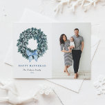 Cartes Pour Fêtes Annuelles White Winterberry Wreath Happy Hanoukka Photo<br><div class="desc">Heureux Hanoukka ! Envoyez vos souhaits à votre famille et à vos amis avec cette carte postale en couronne de verdure. Il est doté d'aquarelle blanc d'hivernage et de couronnes de bois de boxe avec un ruban bleu. Personnalisez en ajoutant des salutations, des photos, un nom, une adresse et un...</div>