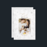 Cartes Pour Fêtes Annuelles Winter Wonder Photo Elegant Gold Holiday Card<br><div class="desc">Notre collection "Winter Wonder Holiday" présente des illustrations au pochoir de feuillage hivernal couplées à un élégant script en feuille d'or imitation. Les Arrière - plans sont élégants blanc, riche bordeaux et vert chasseur - couleurs de vacances classiques. Vous pouvez mélanger et assortir les produits de cette collection pour un...</div>