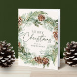 Cartes Pour Fêtes Annuelles Wréath de cône de pin aquarelle rustique non photo<br><div class="desc">Elégant carte photo de vacances avec une couronne d'aquarelle de pinecones, pics de pin, et une verdure luxuriante avec un arrière - plan crème clair. "Joyeux Noël" est affiché dans un script vert foncé avec votre nom ci-dessous. L'intérieur de la carte de vacances sans photo affiche votre message personnel sur...</div>