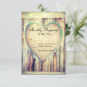 Cartes RSVP de mariage coeur sculpté en bois rusti (Debout devant)