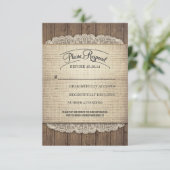 Cartes RSVP de mariage en bois rustique et dentell (Debout devant)