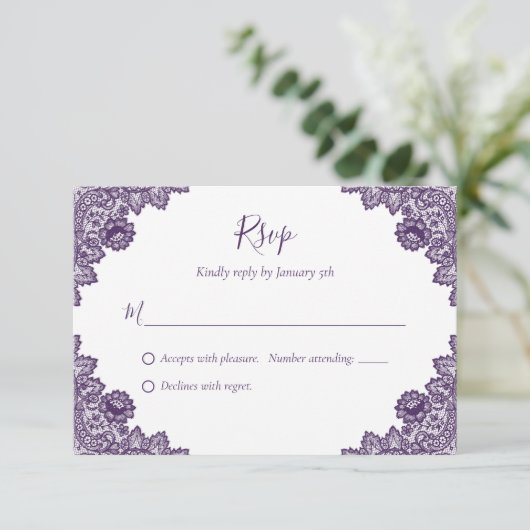 Cartes RSVP de mariage en dentelle violette rustiq (Debout devant)