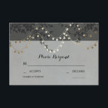 Cartes RSVP de mariage Gold Foil String<br><div class="desc">Carte RSVP de mariage en tableau rouge rustique avec branches d'arbre et lampes à cordes en feuille d'or</div>