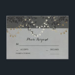 Cartes RSVP de mariage Gold Foil String<br><div class="desc">Carte RSVP de mariage en tableau rouge rustique avec branches d'arbre et lampes à cordes en feuille d'or</div>