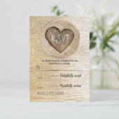 Cartes RSVP pour mariage rustique au coeur de bois (Debout devant)