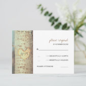 Cartes RSVP rustiques à coeur sculpté (Debout devant)