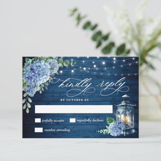 Cartons Réponse Blue Hydrangea Lantern Mariage en bois Rustique (Debout devant)