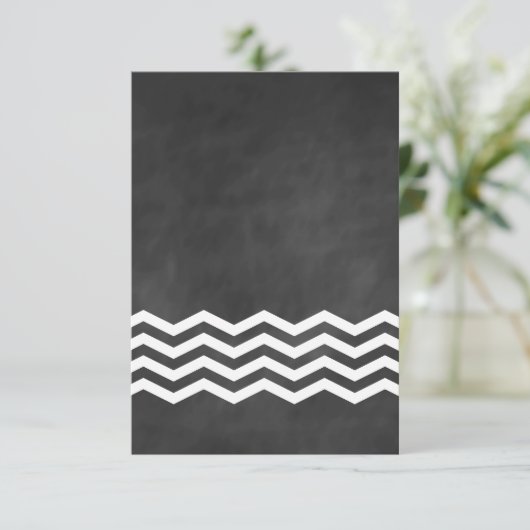 Cartons Réponse Chevron Chalkboard RSVP. (Debout devant)