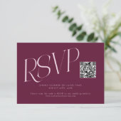 Cartons Réponse Code QR de mariage à typographie moderne Cranberry (Debout devant)