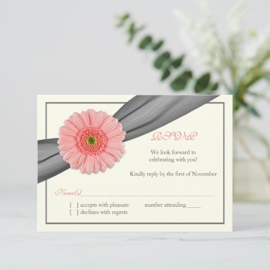 Cartons Réponse Coral pâle Gerbera Gris Ribbon Mariage (Debout devant)