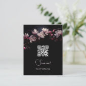 Cartons Réponse Dark Moody Floral Wedding | Scan Me  (Debout devant)