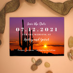 Cartons Réponse Desert at Sunset Landscape Save the Date Card<br><div class="desc">Cette carte moderne présente un magnifique paysage désertique au coucher du soleil. La palette de couleurs est chaleureuse et accueillante. L'heure du coucher du soleil ajoute un aspect romantique. Cette carte est parfaite pour un mariage à fêter en Arizona ou à proximité. Est également idéal pour une mariée et marié...</div>