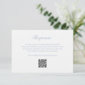 Cartons Réponse Dusty Blue Wreath Monogramme QR Code Mariage éléga (Debout devant)