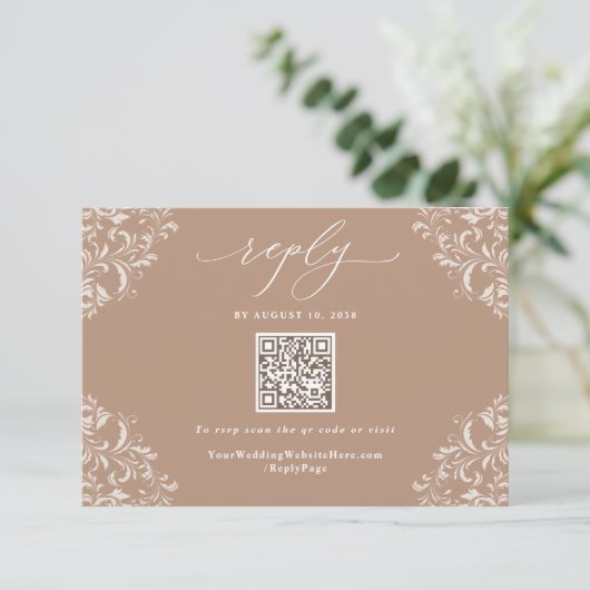 Cartons Réponse Élégant Beige Taupe Neutre Mariage QR Code (Debout devant)