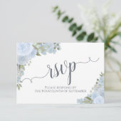 Cartons Réponse Élégant Dusty Blue Floral Calligraphie Mariage (Debout devant)