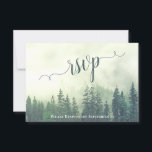 Cartons Réponse Foggy Pines Rustic Green Forest Mariage extérieur<br><div class="desc">Ces belles cartes RSVP vous permettront de répondre facilement à vos faire-part de mariage. Elles présentent un design rustique et élégant, avec des calligraphies de scénario sur une scène sauvage de pins de montagne verdoyants noyés dans la brume ou le brouillard. Le verso de la carte est un formulaire à...</div>
