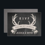 Cartons Réponse La chasse est au-dessus de la rustique Chalkboard<br><div class="desc">Bois de cerf de style rustique "La chasse est terminée" design de bannières sur fond de tableau noir, idéal pour un mariage extérieur en soirée, mariage de grange, mariage de automne, mariage campagnard, mariage cowboy... ..Veuillez le personnaliser avec votre propre occasion de texte-en conséquence ou cliquez sur le bouton "Customiser"...</div>