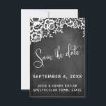 Cartons Réponse Lace Chalkboard Moderne Calligraphie Enregistrer l<br><div class="desc">Dans ce joli design sur le thème du mariage, j'ai utilisé une police de calligraphie élégante et moderne pour créer une superposition de typographie graphique blanche en lisant "Save the Date". De part et d'autre, l'arrière - plan était couvert d'une image représentant un tableau de bord texturé. Superposer qui est...</div>