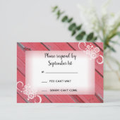 Cartons Réponse Mariage campagnard en bois de grange rouge et fleu (Debout devant)