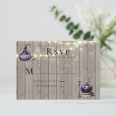Cartons Réponse Mariage Citrouille violet en bois rustique (Debout devant)