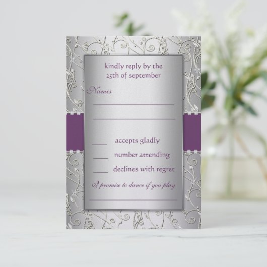 Cartons Réponse Mariage Monogram Purple et Silver Swirl (Debout devant)
