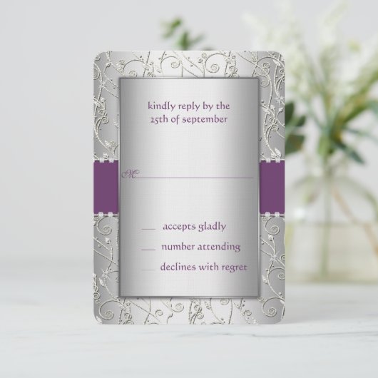 Cartons Réponse Mariage Monogram Purple et Silver Swirl (Debout devant)