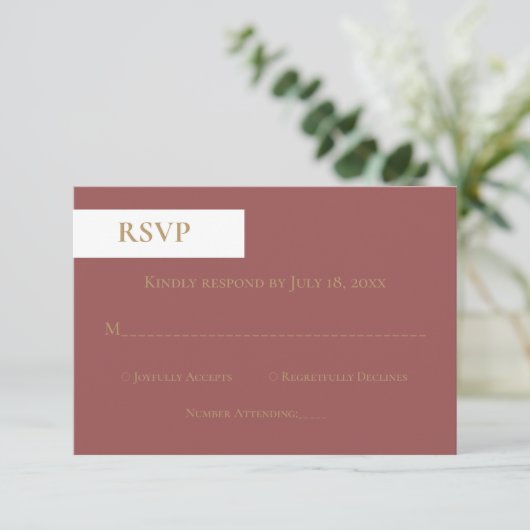 Cartons Réponse Mini Chic Bourgogne Gold Script Monogramme Mariage (Debout devant)