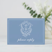 Cartons Réponse QR Code Dusty Blue Crest Monogram Mariage (Debout devant)