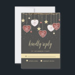 Cartons Réponse Rustic Country Heart et Snowflake Mariage<br><div class="desc">Coeurs rouges et blancs - décorés de flocons de neige - pendent d'une couronne de vigne rustique. Des étoiles dorées pendent entre elles. Ils s'opposent vraiment à l'arrière - plan noir qui est applaudi par de minuscules flocons de neige. Un espace doré crémeux permet aux clients de répondre.</div>