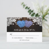 Cartons Réponse Rustic Purple and Blue Floral Wedding (Debout devant)