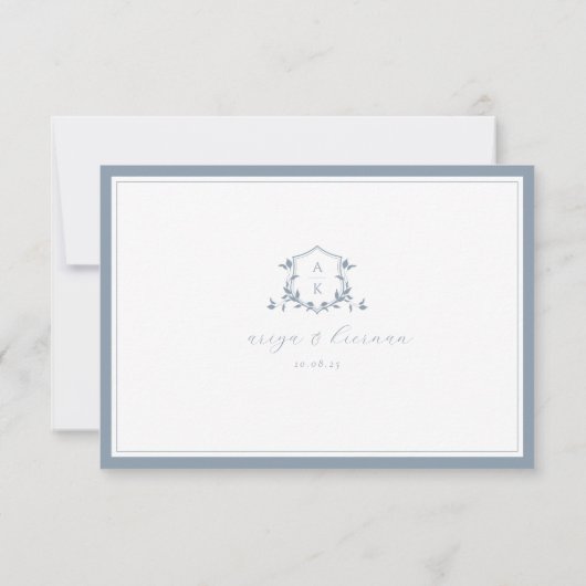Cartons Réponse Vins intemporels Dusty Blue Monogram Mariage Crest (Dos)
