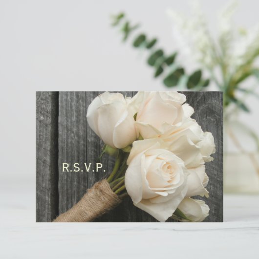 Cartons Réponse White Rose Bouquet & Barnwood Mariage R.S.V.P. (Debout devant)