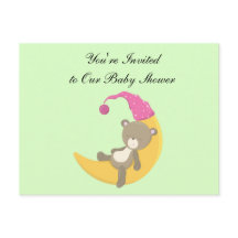 Cartoon babyspeelbeer slapend op maan met roze hoe