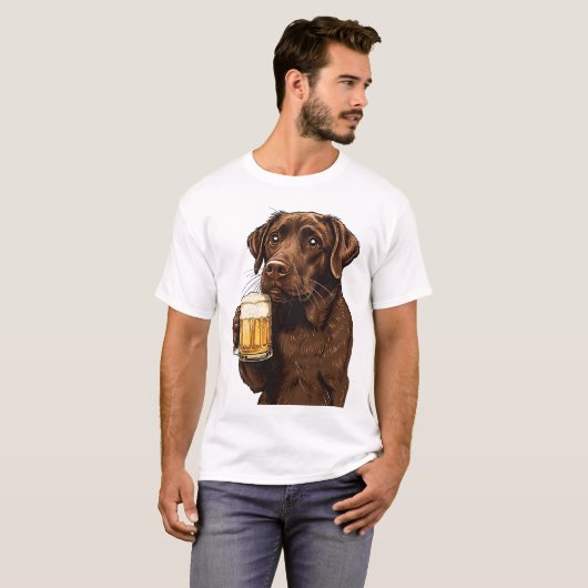 Cartoon Chocolate Labrador Holding Beer Mok T-shirt (Voorkant volledig)