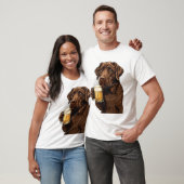 Cartoon Chocolate Labrador Holding Beer Mok T-shirt (Unisex)