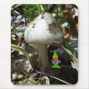 Cartoon Gnome onder een paddenstoel Muismat