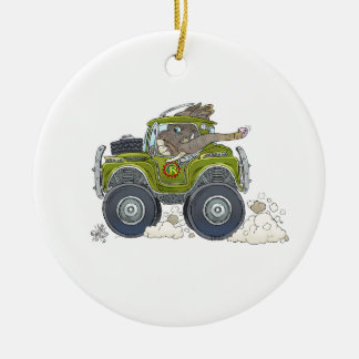 Cartoon illustratie van een olifant die een jeep b keramisch ornament