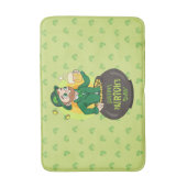 Cartoon kabouter in een gouden pot met een pint badmat (Voorkant Verticaal)