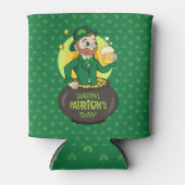 Cartoon kabouter in een gouden pot met een pint blikjeskoeler (Voorkant)