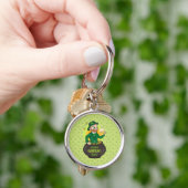 Cartoon kabouter in een gouden pot met een pint sleutelhanger (Hand)