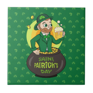 Cartoon kabouter in een gouden pot met een pint tegeltje