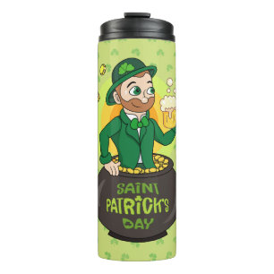 Cartoon kabouter in een gouden pot met een pint thermosbeker