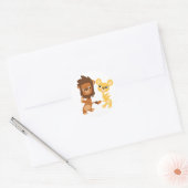 Cartoon Lion et Lioness dansant autocollant rond (Enveloppe)